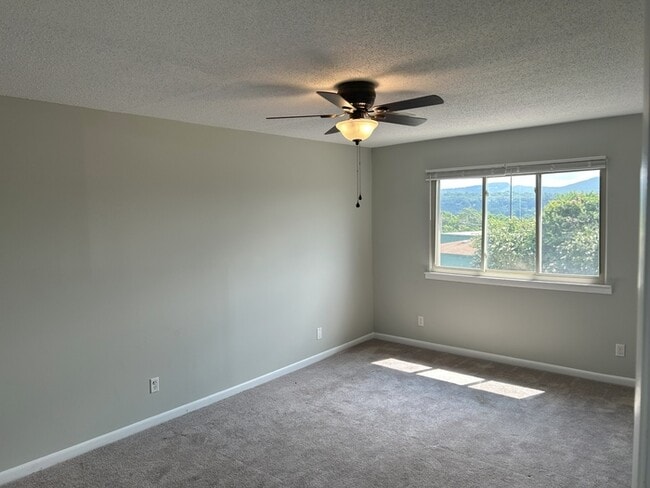 Building Photo - Beautiful Mountain Views | 2 Bed | 1.5 Bat...
