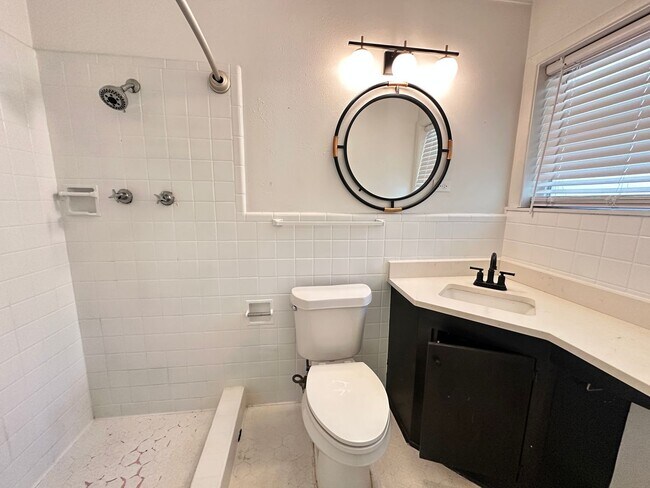 Building Photo - CHARMING REMODELED HOME IN SOUTHERN HILLS