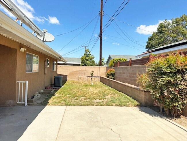 Building Photo - Spacious 4 Bedroom Home in Quiet Neighborhood