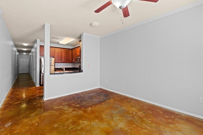 Building Photo - 910 W 25th St