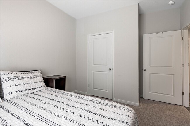 Building Photo - 410 Del Monte Dr