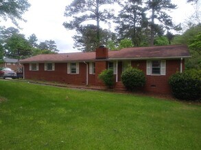 Building Photo - 790 Woodvalley Rd SW
