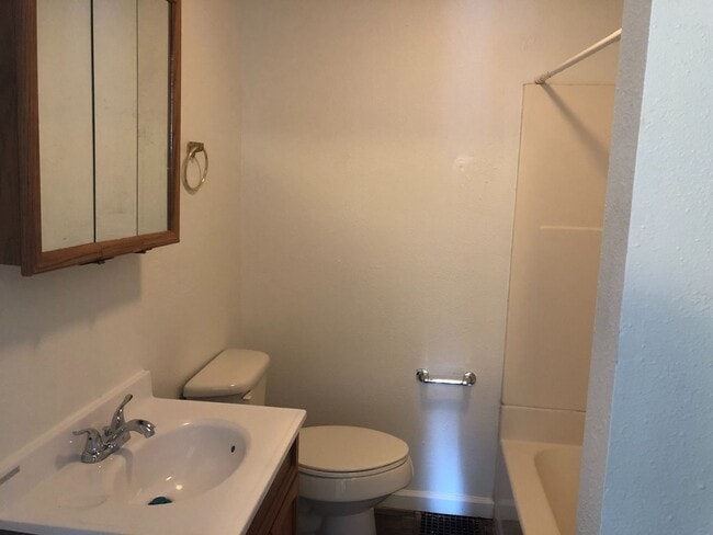 Building Photo - Fantastic 4 bedroom 2 full bath,