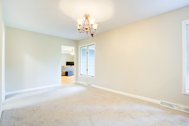 Building Photo - 24W360 Hemlock Ln