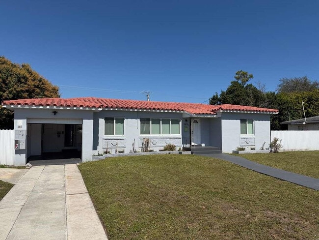 Building Photo - 2815 Van Buren St