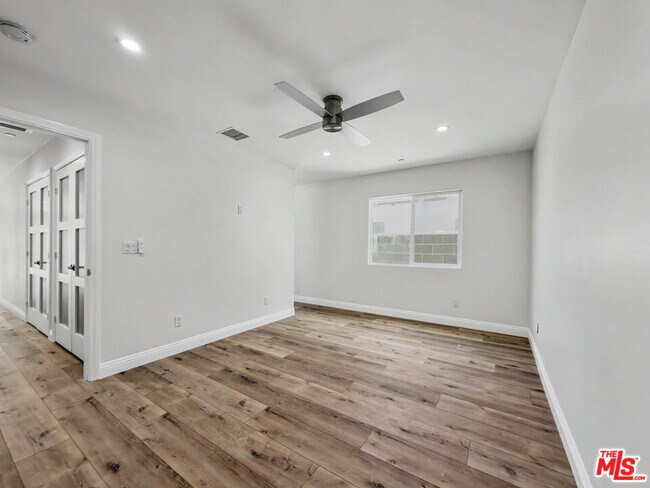 Building Photo - 5035 Zelzah Ave