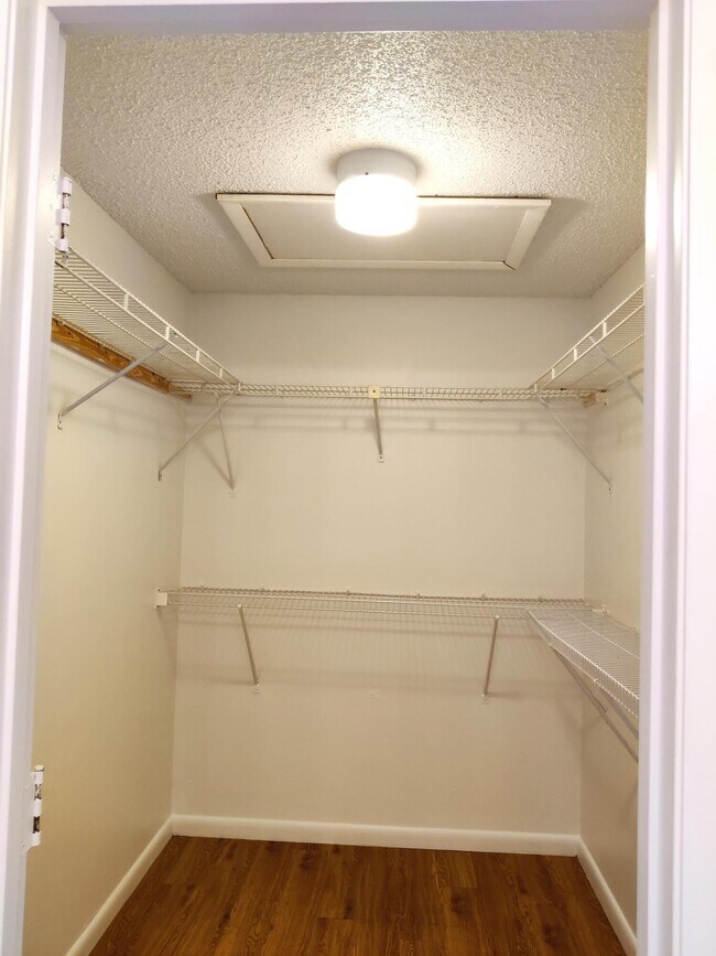 Building Photo - 1506 Lakeview Dr E