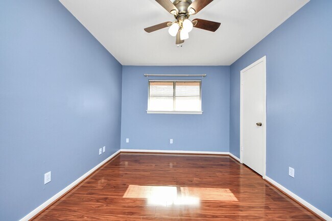 Building Photo - 730 Columbia Ln