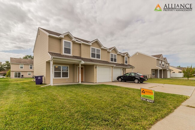 Building Photo - Large Duplex!