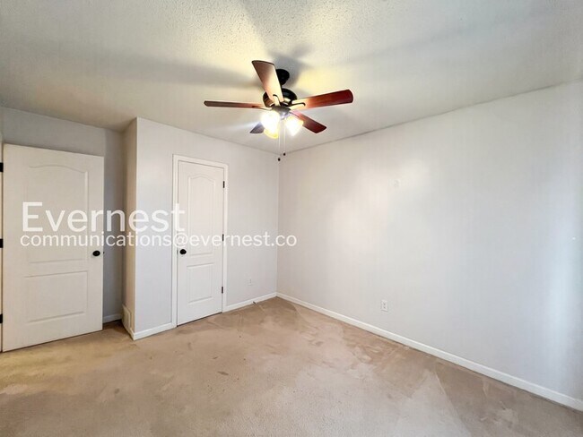 Building Photo - 3 Bed/1.5 Bath Home with Fenced Yard & Garage / Vouchers Accepted / Available Now!