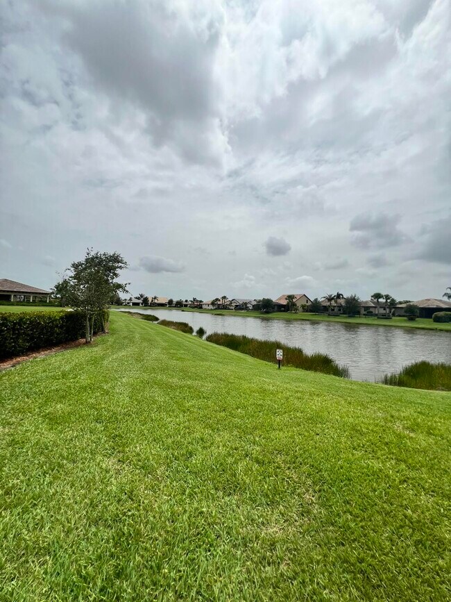 Building Photo - 655 S E Boboli Way