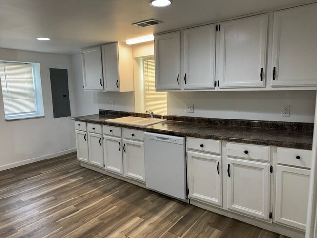 Building Photo - 4 BED, 3 BATH, Fully renovated Single Fami...