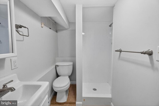Building Photo - 122 E 7th St