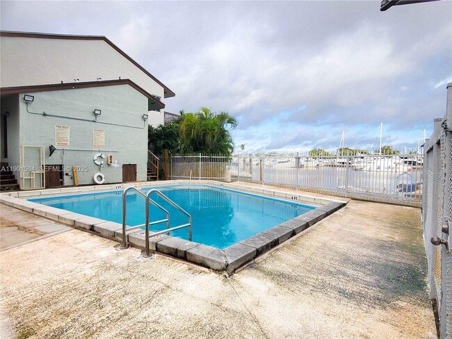 Building Photo - 1901 NW S River Dr