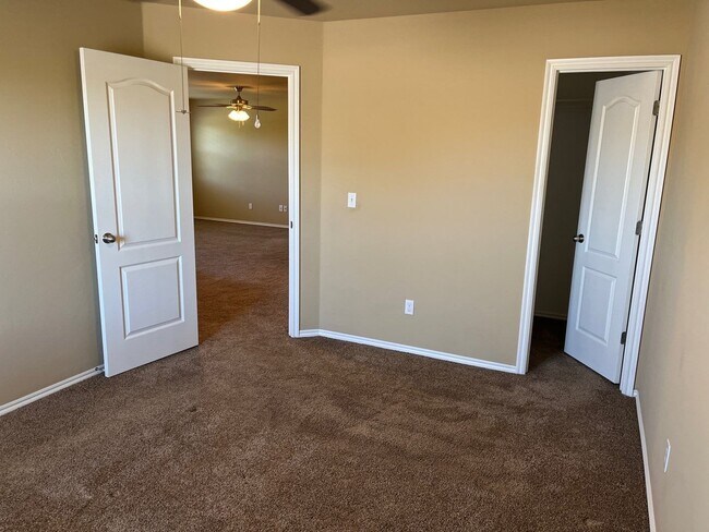 Building Photo - Available Now! - 3 bedrooms 2.5 bath
