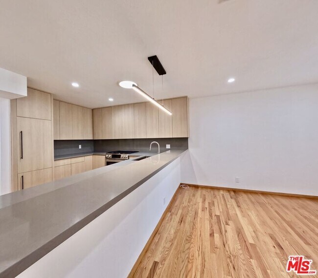 Building Photo - 805 N W Knoll Dr