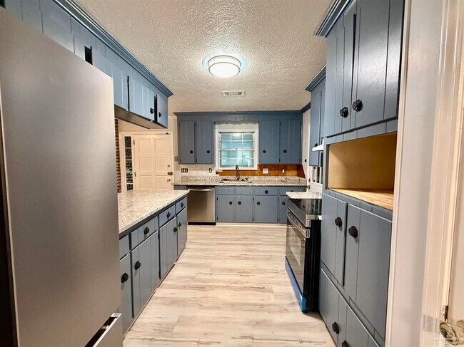 Building Photo - 9681 Pine Cone Dr