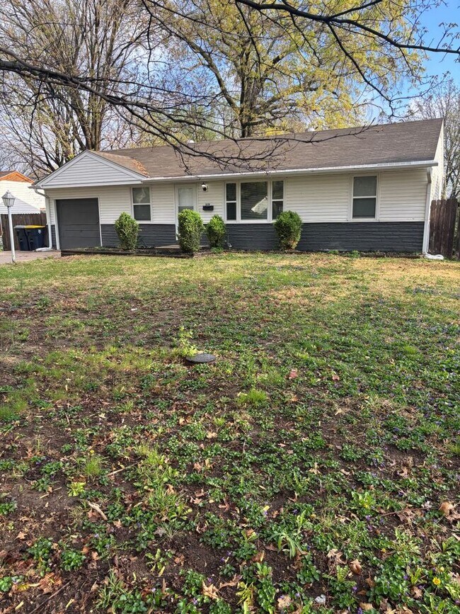 Building Photo - Charming 3 Bed, 1 Bath Home with 1-Car Garage in South Kansas City Location