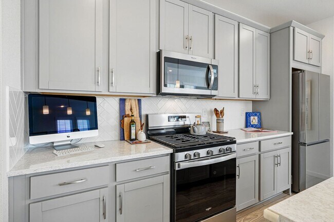 Building Photo - Spacious 3BR/3BA Townhome-Available NOW! $...