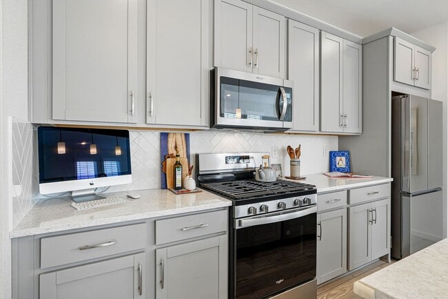 Building Photo - Spacious 3BR/3BA Townhome-Available NOW!