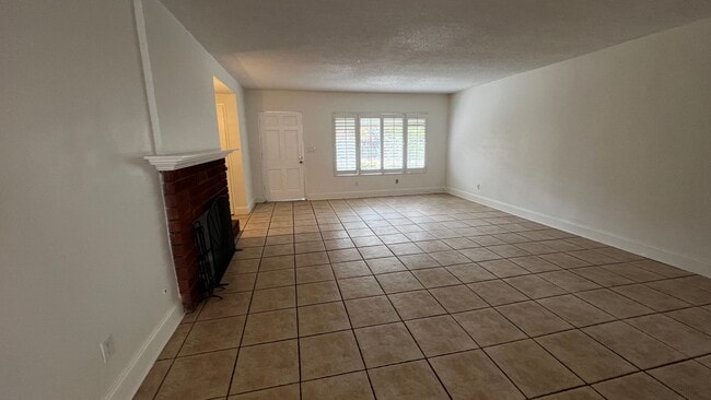 Building Photo - 3 Bed 2 Bath Downstairs Apartment For Rent in Whittier with 2 Car Garage