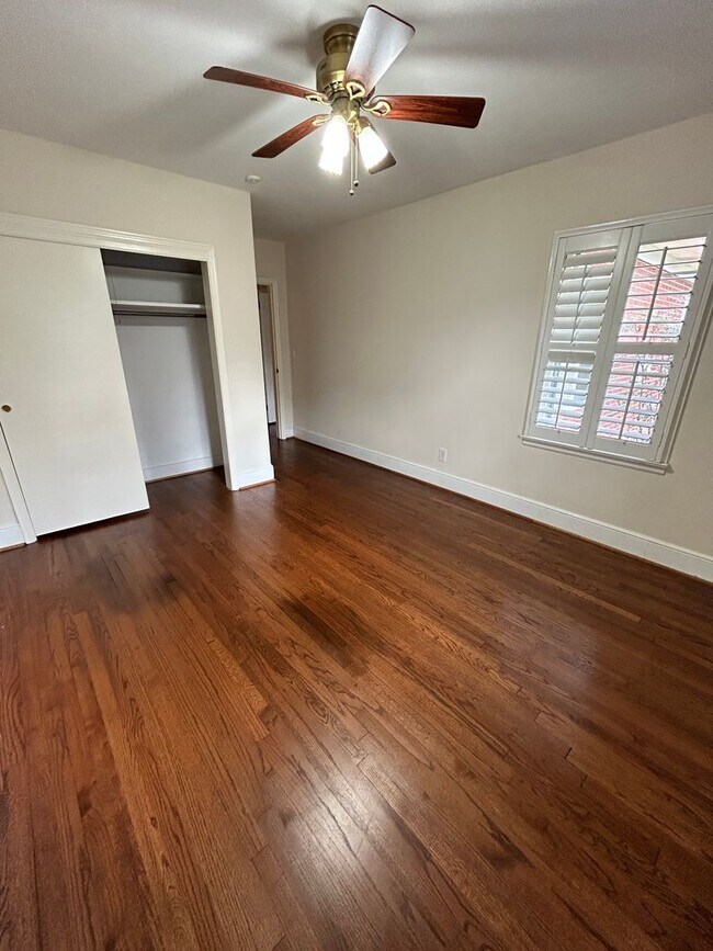 Building Photo - Charming 3/2 House in College Heights- $1,995