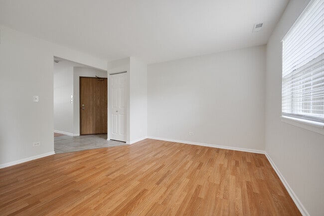 Building Photo - 546 E Shag Bark Ln