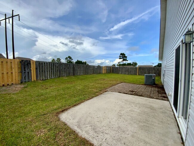 Building Photo - Beautiful 3 bedroom, 2 bath unfurnished home in Neighborhoods of Holly Ridge