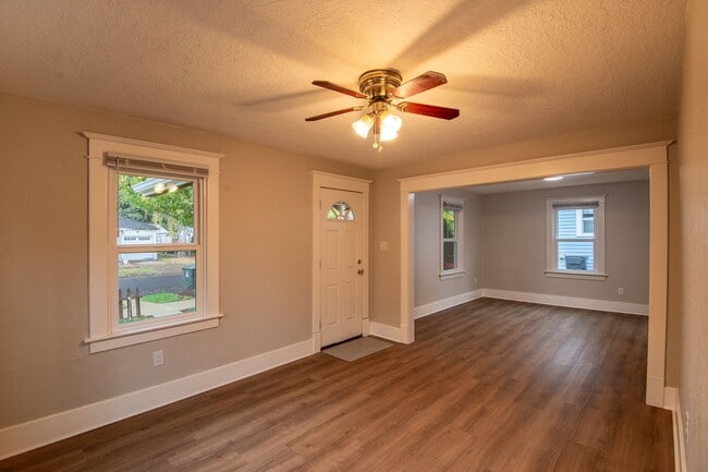 Building Photo - Newly-Remodeled 2 Bed, 1 Bath House
