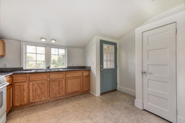 Building Photo - 3837 Y St