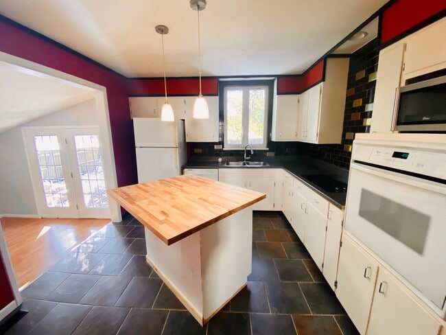 Building Photo - {11821} Desirable Shawnee Village Location + Hardwood Floors + Fenced Yard