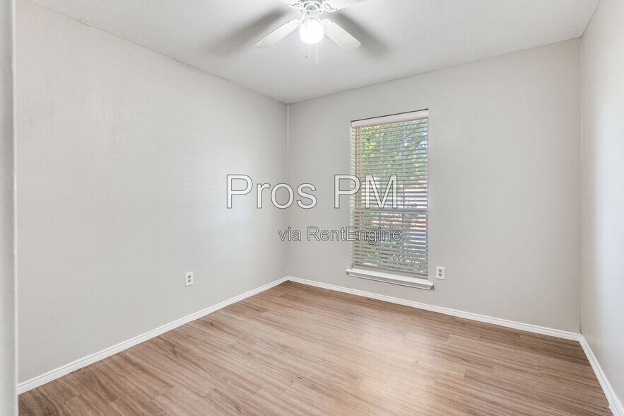 Building Photo - 2326 Newbury Dr