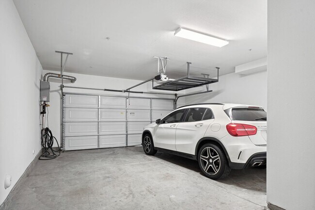 Building Photo - Spacious 4 Bedroom TownHome in Garden Grove!