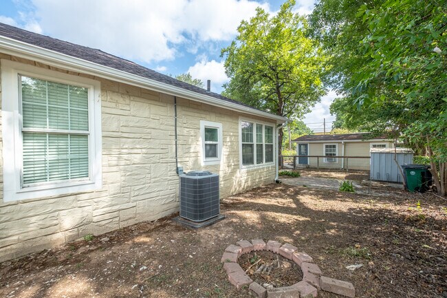 Building Photo - Charming East Austin 2BR w/ Character & Walkable Location