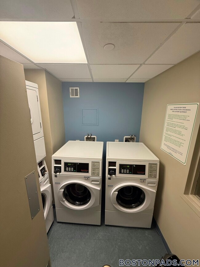 Building Photo - 1443 Beacon St