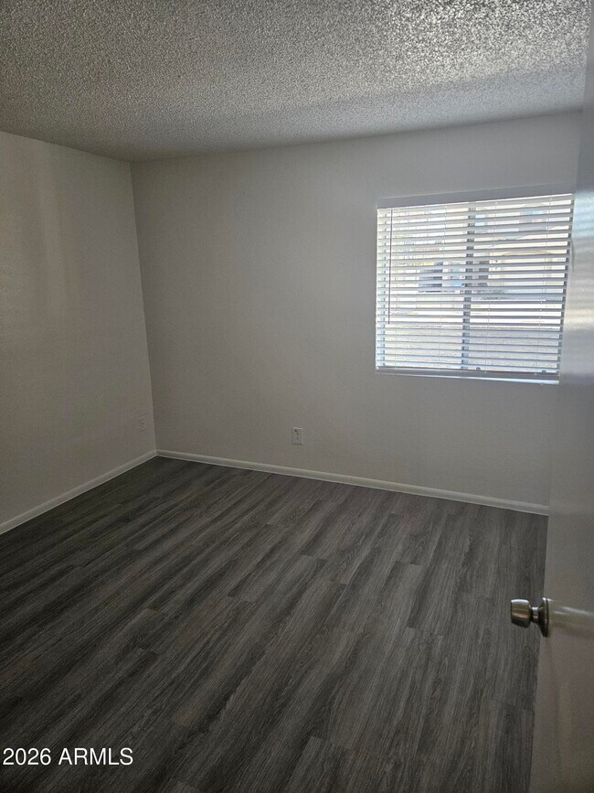 Building Photo - 3810 E Earll Dr