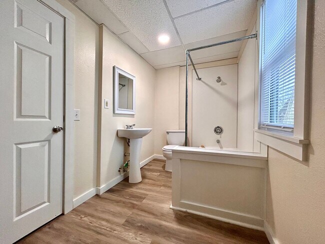 Building Photo - 1123 Pine St