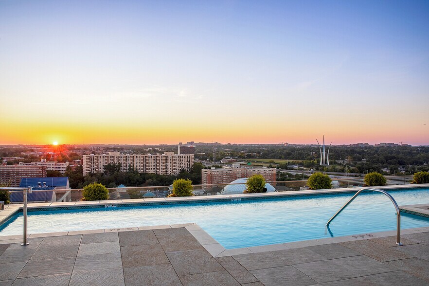 Rooftop Pool - The Point National Landing