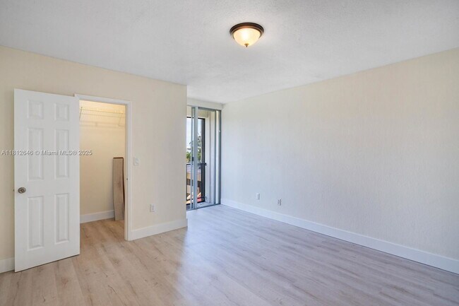 Building Photo - 9210 Fontainebleau Blvd