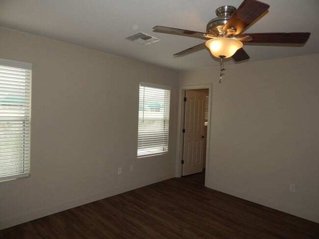 Building Photo - 2 Bedrooms - 2.5 bathrooms - Large Loft Area