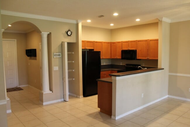 Building Photo - 266 River Bluff Ln