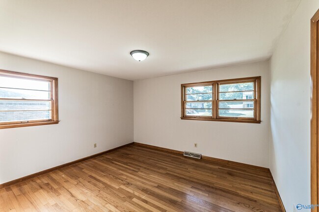 Building Photo - 2103 Shannonhouse Rd SW