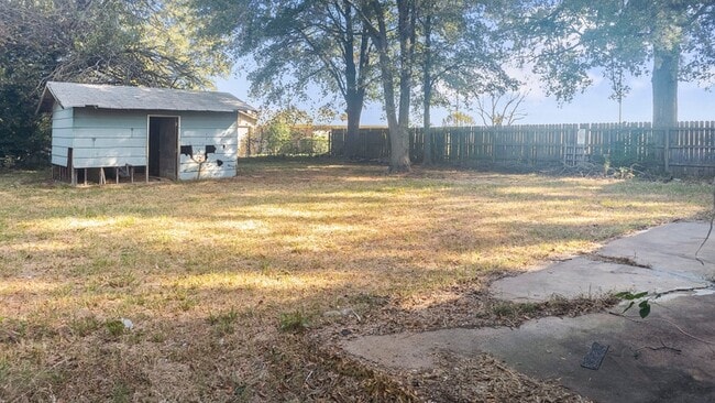 Building Photo - 204 Truman St