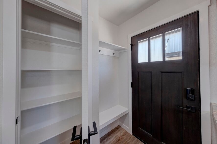 Building Photo - 744 E Loucks St