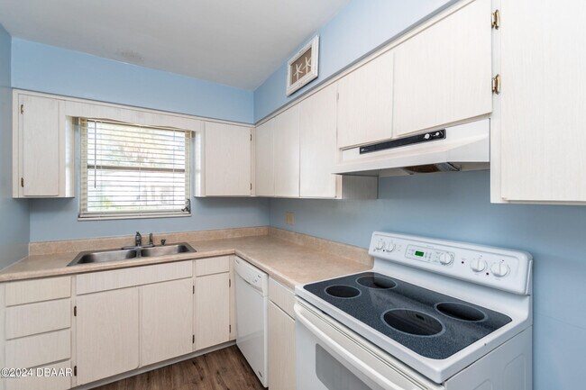 Building Photo - 136 Valencia Dr