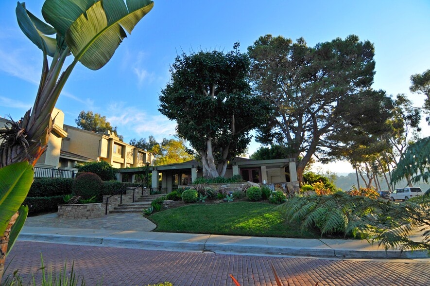 Building Photo - 3323 Caminito Eastbluff
