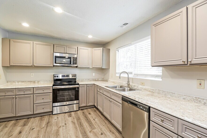 Building Photo - 2341 Castlecomer Dr