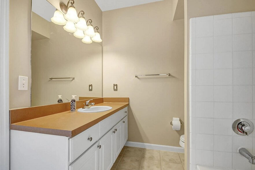 Building Photo - 2030 Alta Meadows Ln