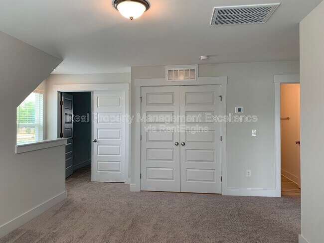 Building Photo - 150 Steppe Wy