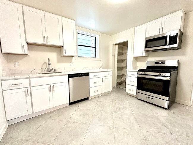 Primary Photo - 362 Moultrie Street